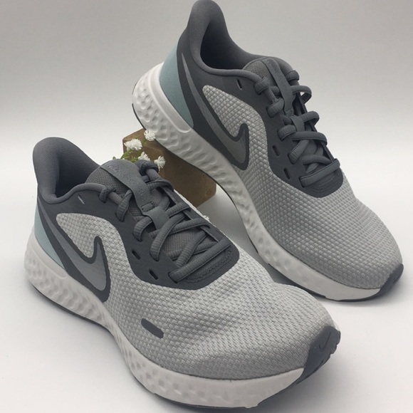 WMNS NIKE REVOLUTION 5 (W) wolf grey/MTLC cool